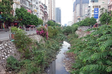 Mương nước đen đặc quánh rác thải giữa khu đô thị mới ở Hà Nội