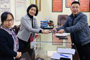 Người phụ nữ Thái Lan bị 2 gã "choai choai" giật điện thoại trên phố Hà Nội