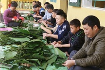 Thầy cô bớt tiền lương gói bánh chưng tặng học sinh nghèo ăn Tết