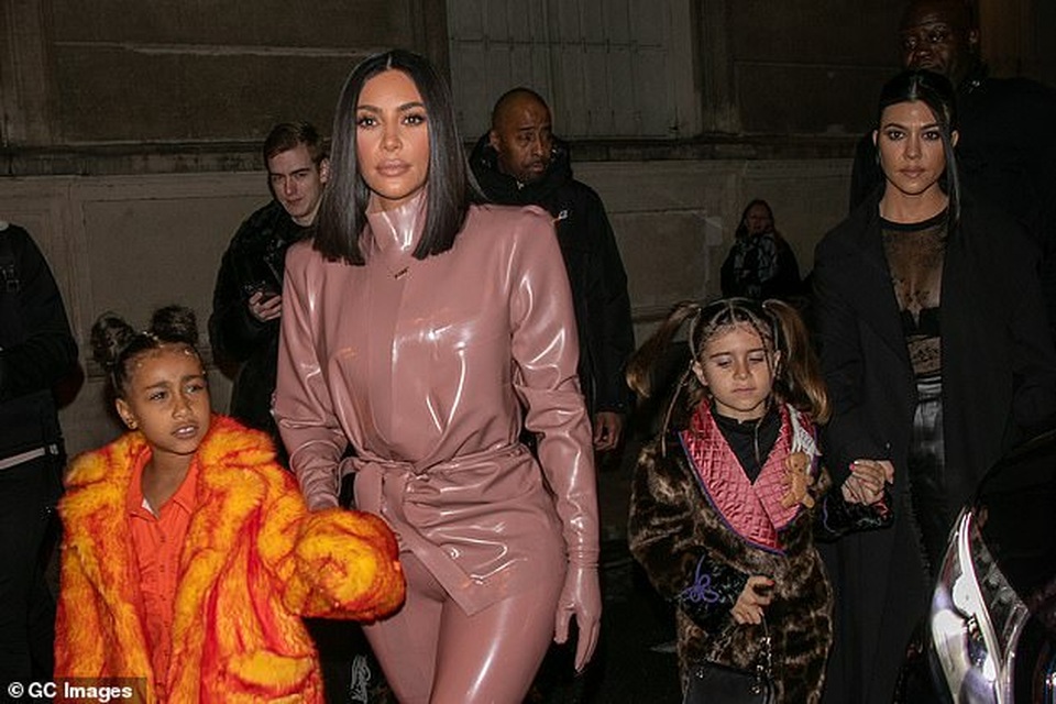 Kourtney Kardashian mặc áo hở bạo đi chơi ở Paris - 3 Kourtney Kardashian mặc áo hở bạo đi chơi ở Paris - 3