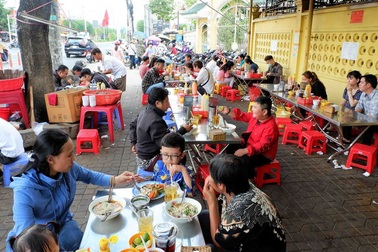 Ngày mùng 1 Tết quán chay đông nghẹt khách