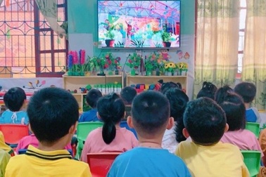 Học sinh mầm non miền núi vui Trung thu qua tivi