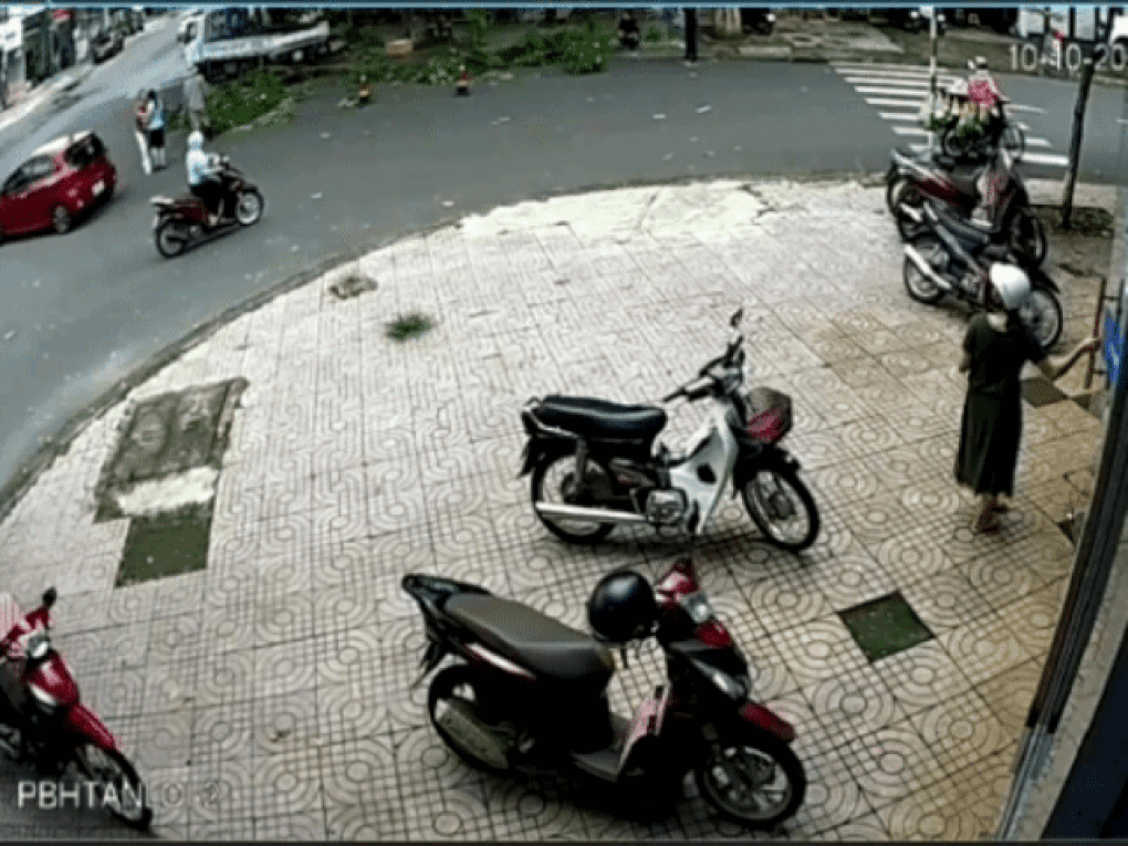 Nữ nhân viên môi trường bị tát vào mặt khi tỉa cây trên phố - 2 Nữ nhân viên môi trường bị tát vào mặt khi tỉa cây trên phố - 2