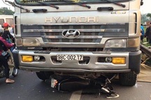 Điều tra vụ xe tải chạy ngược chiều đâm chết 2 người đi xe máy