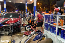 Ô tô "càn quét" cây xăng ở Hà Nội, nhiều người bị thương