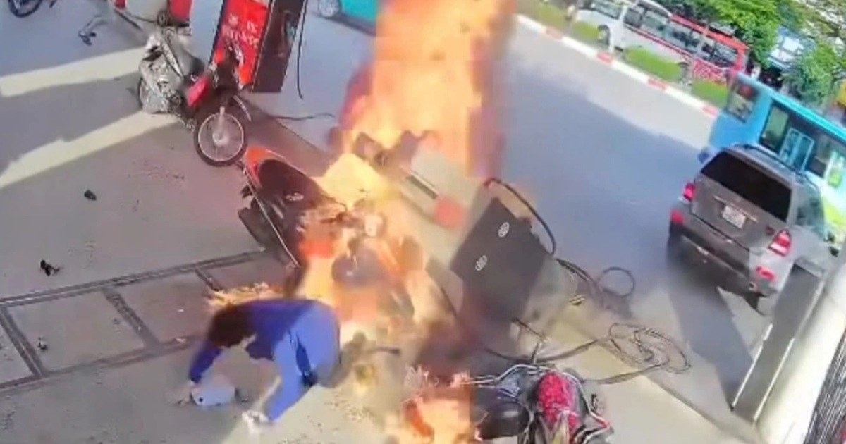 Ô tô lùi đổ trụ bơm xăng gây cháy ngùn ngụt ở H...