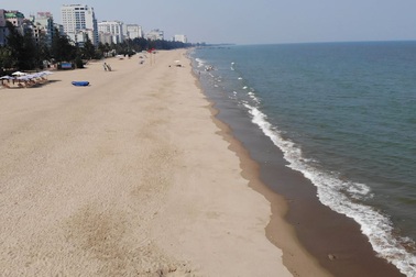 Biển Sầm Sơn vắng tanh vì công điện không đón khách ngoại tỉnh