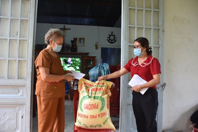 Cán bộ xã Sơn Bình, huyện Châu Đức, tỉnh Bà Rịa – Vũng Tàu trao quà và tiền hỗ trợ cho lao động khó khăn, mất thu nhập do ảnh hưởng dịch Covid-19.