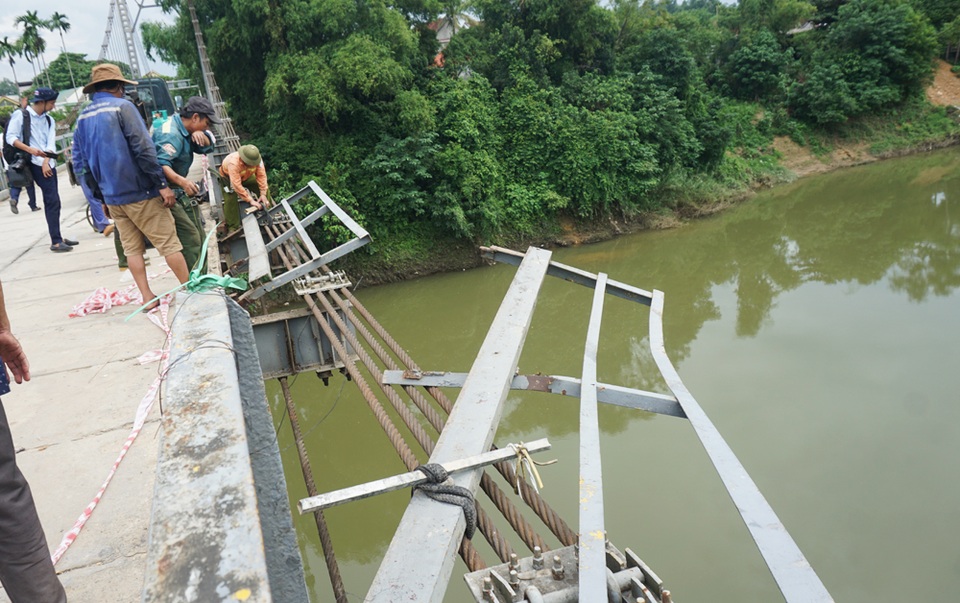 Lời kể ám ảnh của nhân chứng vụ ô tô lao xuống sông 5 người tử vong - 1 Lời kể ám ảnh của nhân chứng vụ ô tô lao xuống sông 5 người tử vong - 1