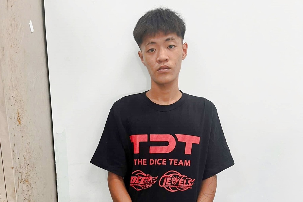 Thanh niên ném bom xăng tự chế trước tiệm bánh kem - 2 Thanh niên ném bom xăng tự chế trước tiệm bánh kem - 2