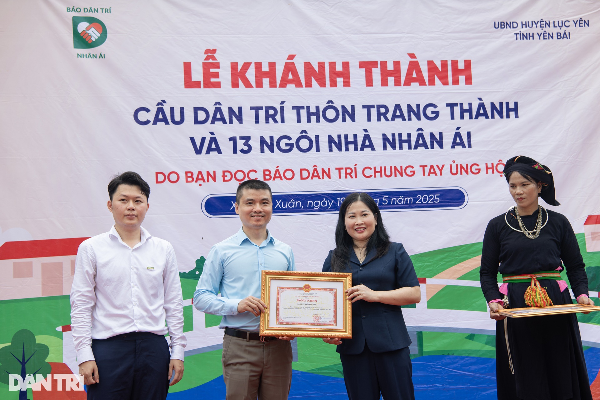 Niềm vui vỡ òa ngày khánh thành cây cầu mơ ước và 13 ngôi nhà Nhân ái - 10 Niềm vui vỡ òa ngày khánh thành cây cầu mơ ước và 13 ngôi nhà Nhân ái - 10