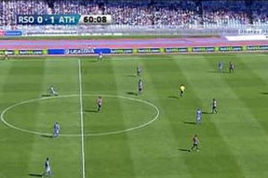 Hậu vệ ghi bàn ngoạn mục từ… sân nhà