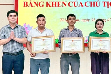 Vinh danh 3 ngư dân cứu 34 người trong vụ chìm tàu du lịch