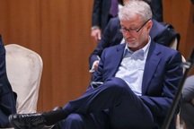 Tỷ phú Abramovich phải vay tiền sống qua ngày