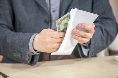 Quản lý bị sa thải vì lên mạng khoe được thưởng hơn 12 tỷ đồng