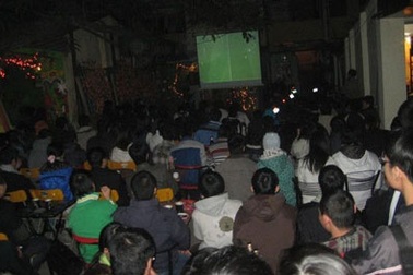 Dịch vụ cho thuê máy chiếu xem World Cup “vào cuộc” 