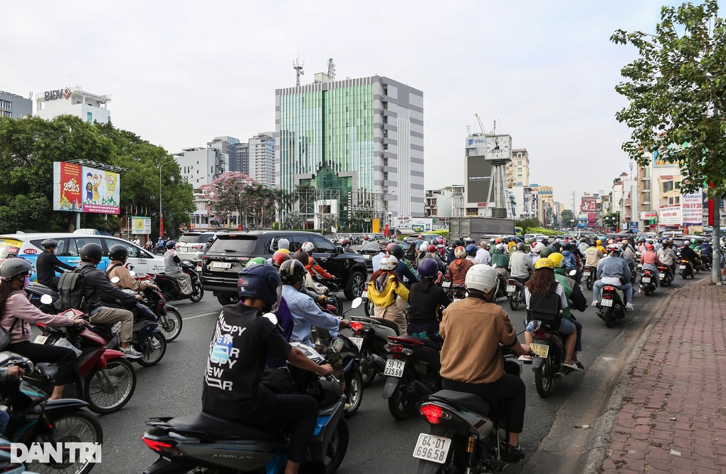Cảnh sát giao thông TPHCM muốn bỏ vòng xoay Nguyễn Bỉnh Khiêm - 1 Cảnh sát giao thông TPHCM muốn bỏ vòng xoay Nguyễn Bỉnh Khiêm - 1