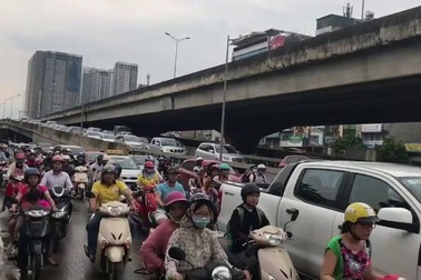 Dòng người đổ về Hà Nội sau nghỉ lễ, đường phố ùn tắc cục bộ