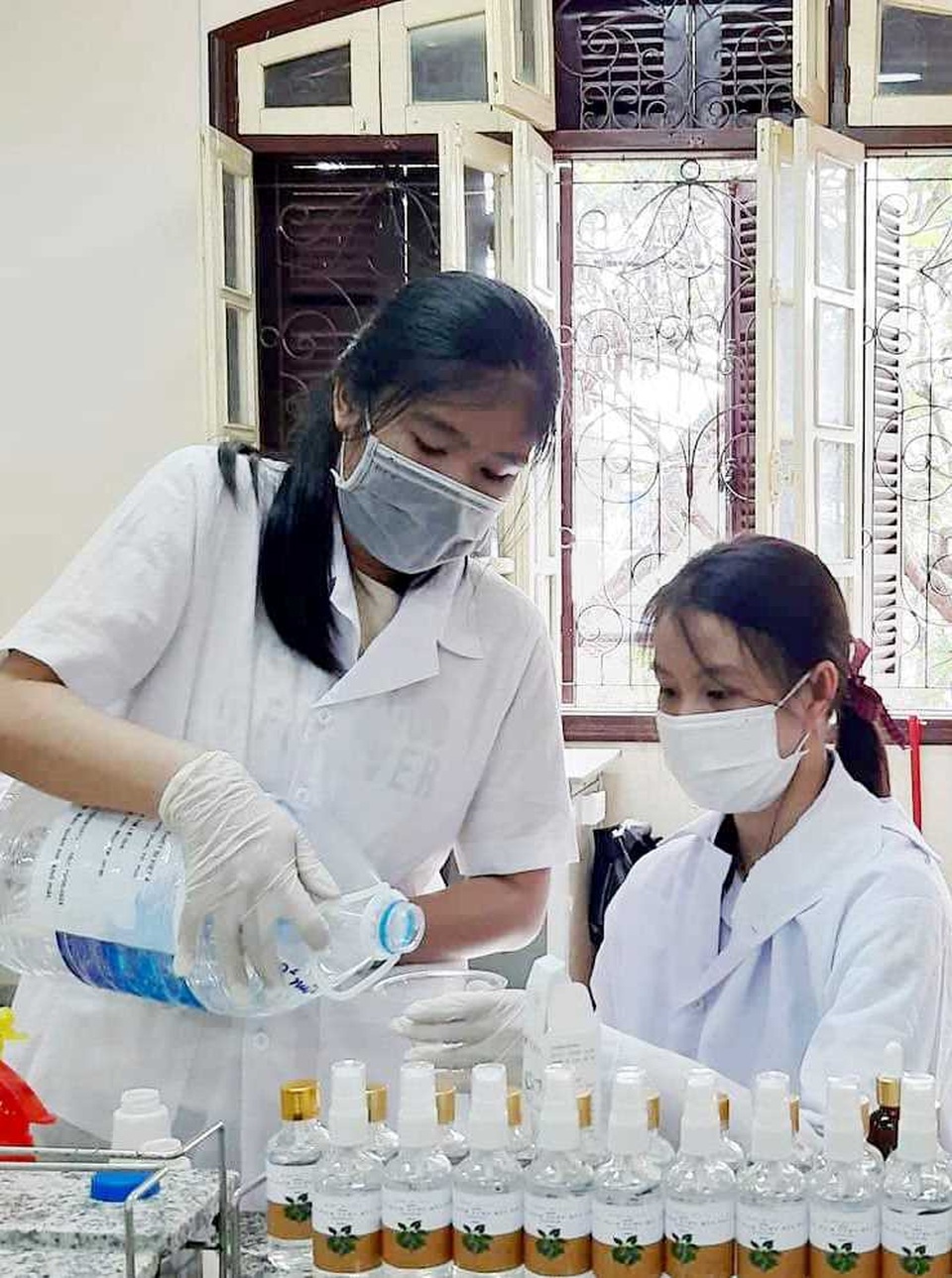Thầy trò lớp 10 làm nước rửa tay phòng dịch Corona tặng các trường - 5 Thầy trò lớp 10 làm nước rửa tay phòng dịch Corona tặng các trường - 5