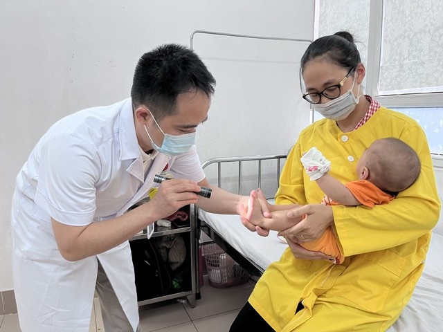 tay chan mieng- bv đa khoa Đông Anh.jpg tay chan mieng- bv đa khoa Đông Anh.jpg