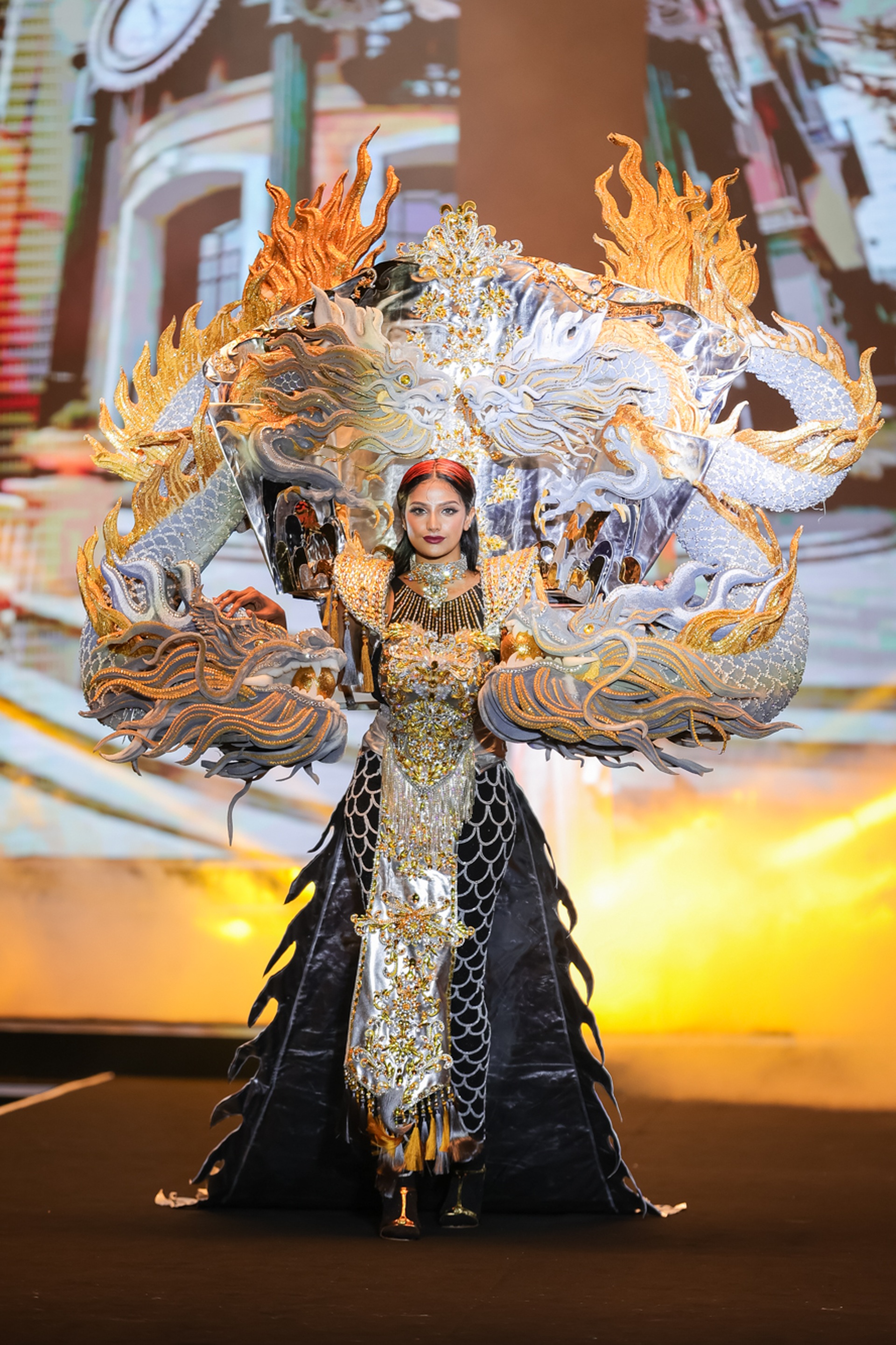 Hoa hậu Sắc đẹp Quốc tế ngưỡng mộ lòng yêu nước của người Việt Nam - 4