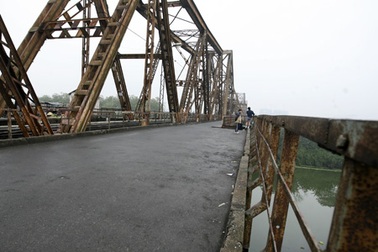 Những “vết thương” khó giấu của cầu Long Biên