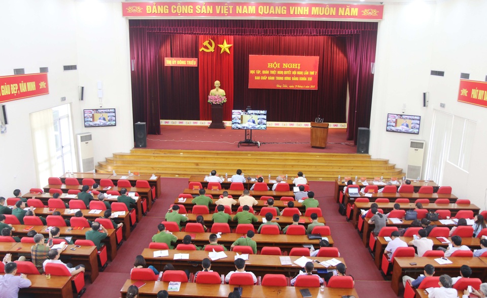 Quan điểm chỉ đạo, mục tiêu xây dựng đội ngũ cán bộ hiện nay - 1 Quan điểm chỉ đạo, mục tiêu xây dựng đội ngũ cán bộ hiện nay - 1