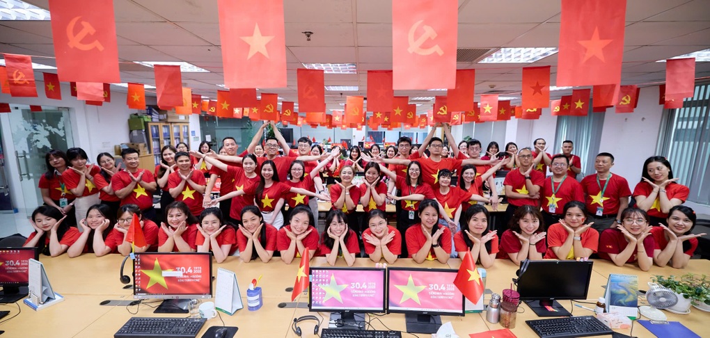 16.000 nhân sự VPBank mặc áo cờ đỏ sao vàng, hát Quốc ca - 2 16.000 nhân sự VPBank mặc áo cờ đỏ sao vàng, hát Quốc ca - 2