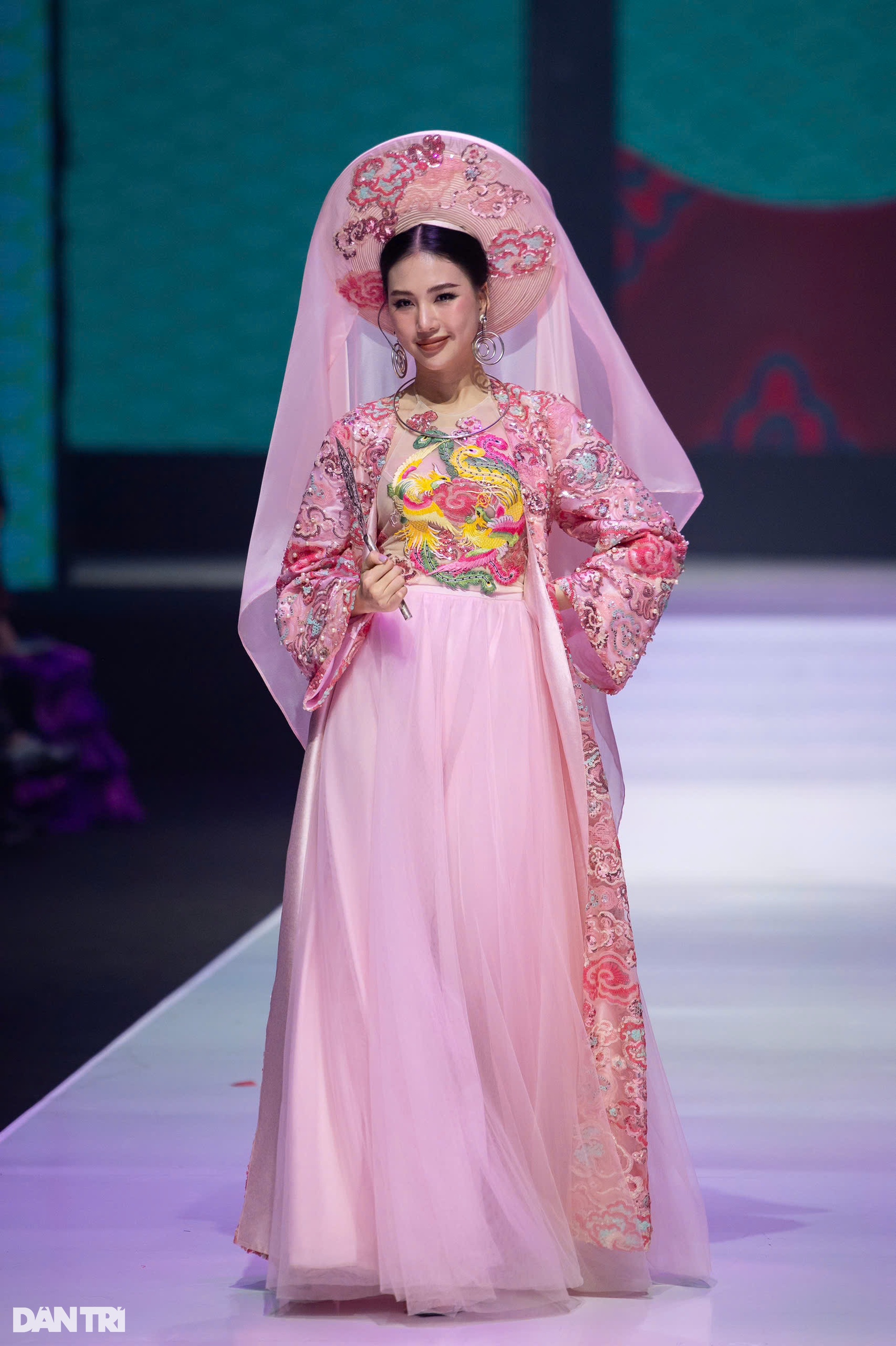 Dàn chiến binh diện váy áo nóng bỏng xuất hiện trên sàn diễn thời trang - 15 Dàn chiến binh diện váy áo nóng bỏng xuất hiện trên sàn diễn thời trang - 15