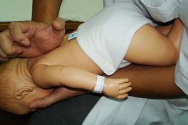 Làm gì khi trẻ bị sặc cháo, sữa, bột?