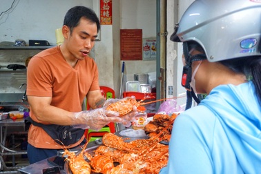 TPHCM: Quán vỉa hè bán tôm hùm như nhà hàng, tiền triệu khách vẫn xếp hàng
