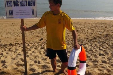 Cấm tắm biển Tuy Hòa vì xuất hiện cá “khổng lồ” nghi cá mập