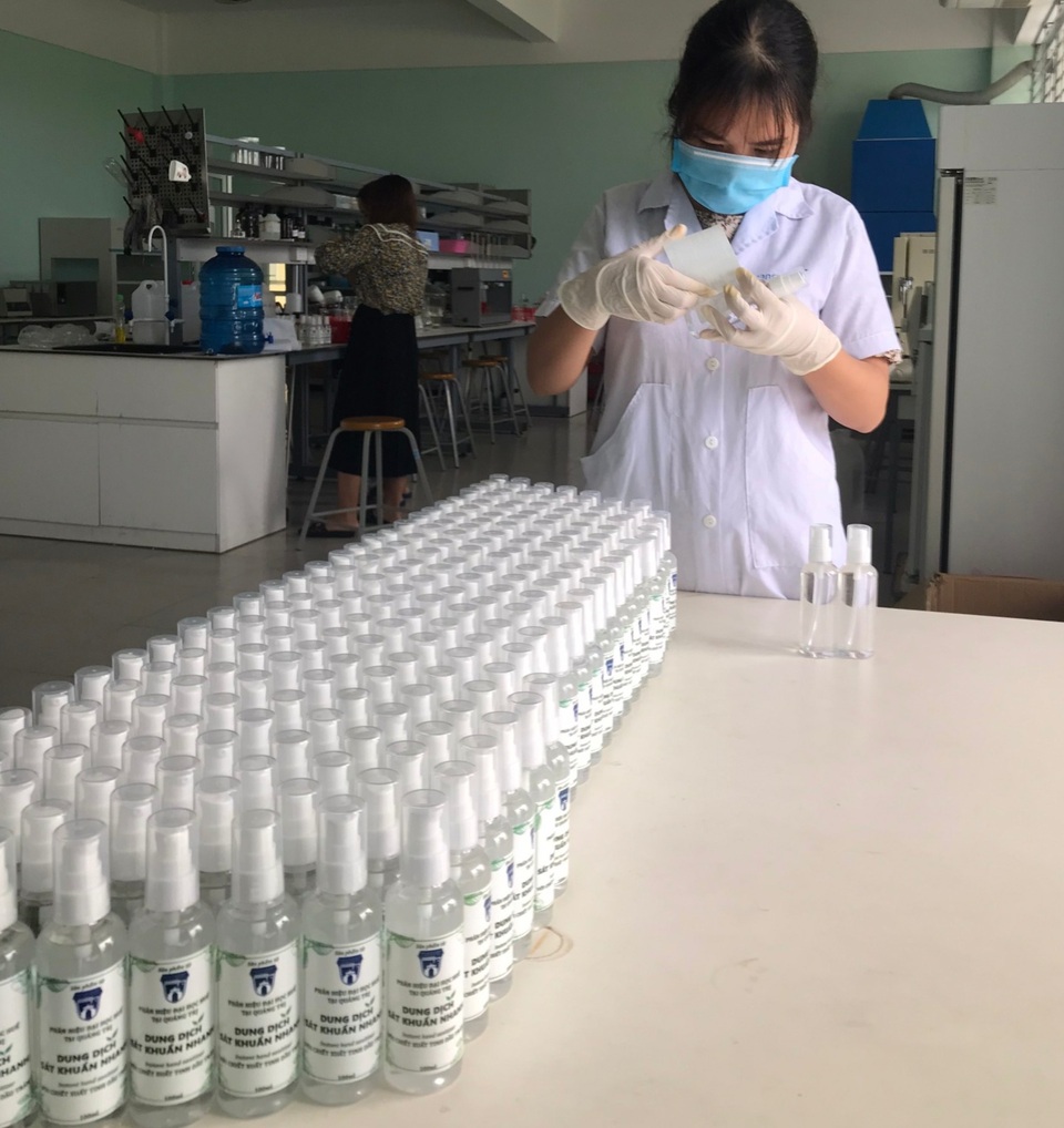 Sinh viên điều chế nước sát khuẩn phát miễn phí, phòng dịch Covid-19 - 5 Sinh viên điều chế nước sát khuẩn phát miễn phí, phòng dịch Covid-19 - 5