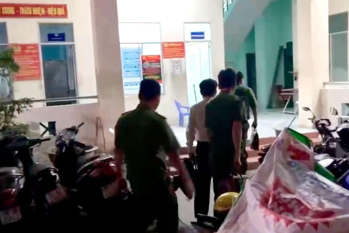 Cảnh sát dẫn giải nguyên Chủ tịch UBND Bình Thuận và 4 bị can trong đêm - 2 Cảnh sát dẫn giải nguyên Chủ tịch UBND Bình Thuận và 4 bị can trong đêm - 2