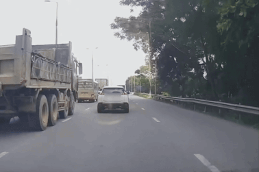 Xe ben chuyển làn bất cẩn, dồn ép đẩy văng ô tô con