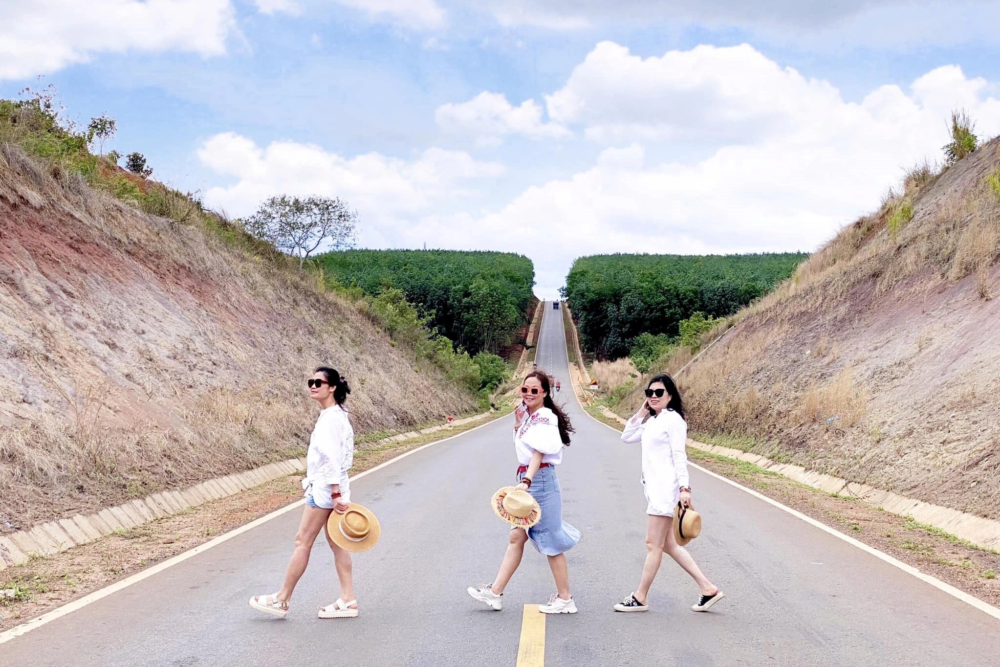 Cung đường dốc đứng độc đáo ở Gia Lai hút khách check-in - 5 Cung đường dốc đứng độc đáo ở Gia Lai hút khách check-in - 5