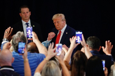 Cuộc đua nóng từng ngày bên trong "Nhà Trắng mùa đông" của ông Trump