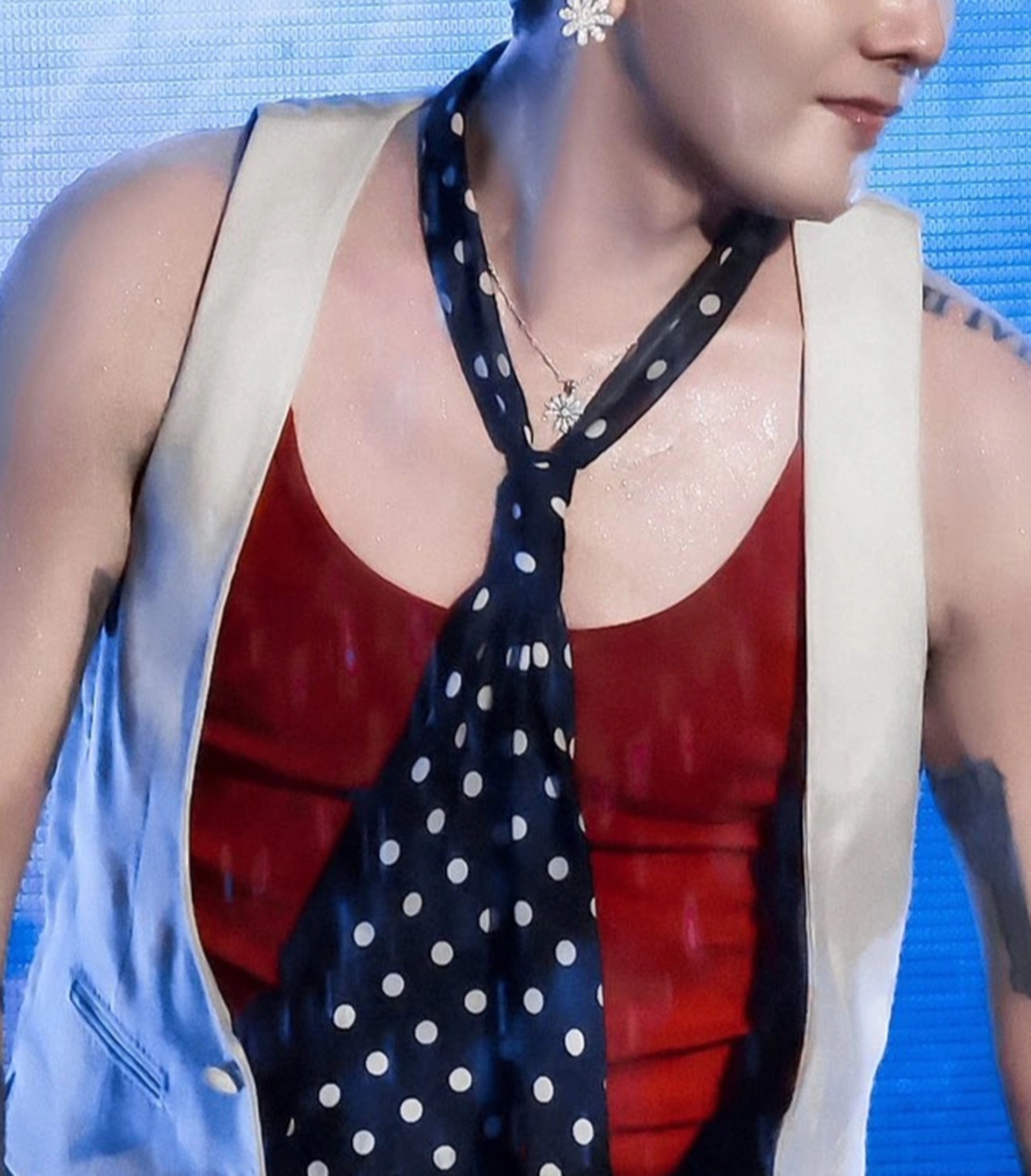 Biểu diễn tại Việt Nam, G-Dragon gây sốt khi đeo trang sức hơn 10 tỷ đồng - 4 Biểu diễn tại Việt Nam, G-Dragon gây sốt khi đeo trang sức hơn 10 tỷ đồng - 4
