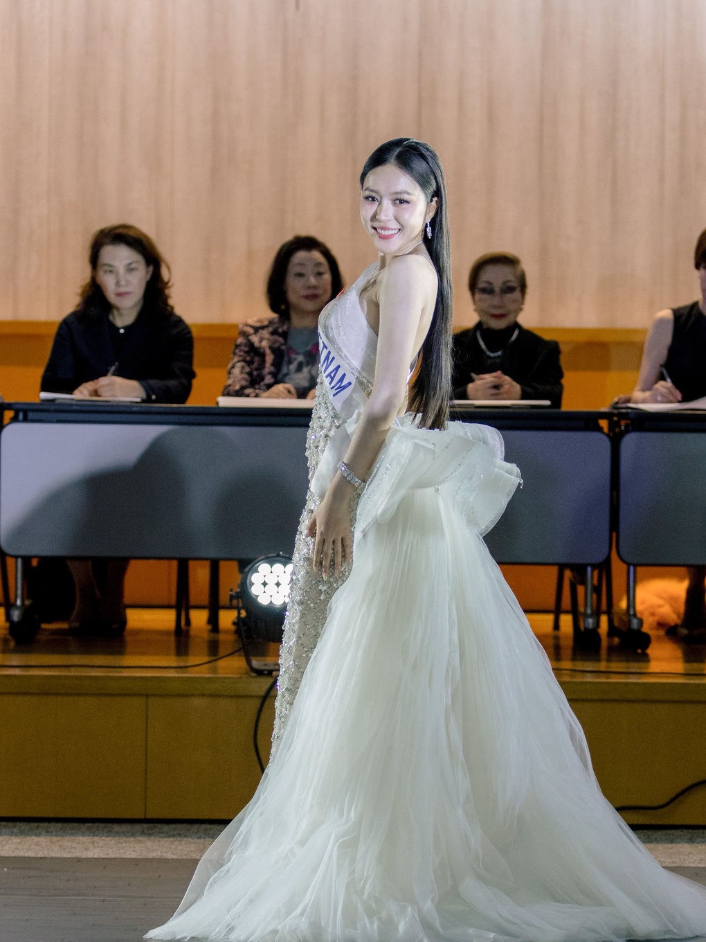 Người đẹp Việt Nam diện áo tắm gợi cảm tại Hoa hậu Quốc tế 2025 - 2