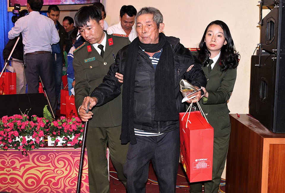Ấm tình Xuân đêm giao lưu ủng hộ dân nghèo Hà Tĩnh đón Tết - 16 Ấm tình Xuân đêm giao lưu ủng hộ dân nghèo Hà Tĩnh đón Tết - 16