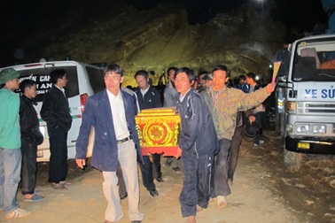 Trắng đêm tìm kiếm thi thể nạn nhân ở mỏ Lèn Cờ