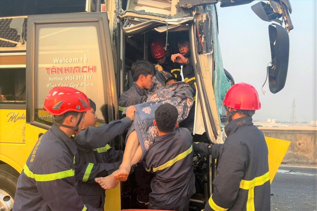 16 người bị thương trong vụ xe khách va chạm xe đầu kéo - 1 16 người bị thương trong vụ xe khách va chạm xe đầu kéo - 1