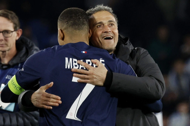 HLV Luis Enrique quay ngoắt thái độ, ôm Mbappe thắm thiết