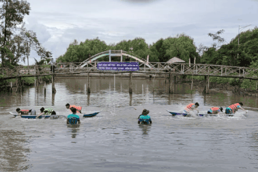 Lần đầu có giải kéo co trên xuồng ba lá