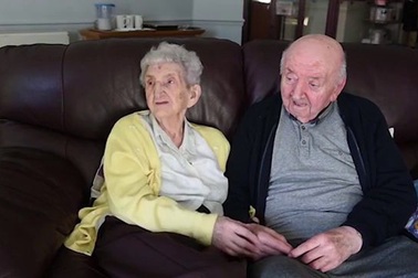 Cụ bà 98 tuổi chuyển vào nhà dưỡng lão chăm sóc con trai 80 tuổi