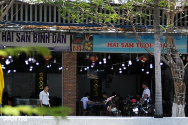 Kết quả kiểm tra nhà hàng bị phản ánh "bếp nhếch nhác, nhân viên cởi trần"