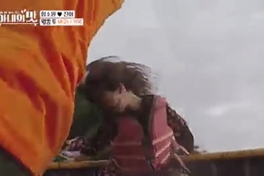 Hoa hậu Hàn Quốc ngã văng xuống nước khi chơi thuyền thúng ở Việt Nam