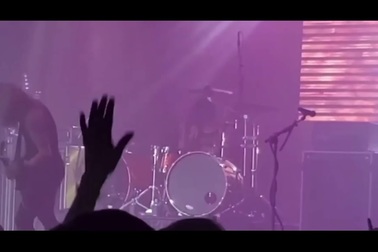 Nam ca sĩ 60 tuổi bị gãy xương sườn khi ngã khỏi sân khấu