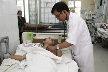 61 bác sĩ nộp đơn xin nghỉ việc vì... lương thấp, áp lực công việc cao