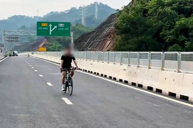 Cao tốc đang thi công, nhiều người cố tình vào thả diều, livestream